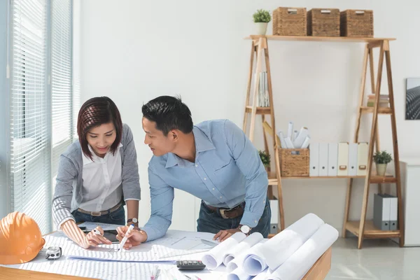 Ingenieurs werken aan project — Stockfoto