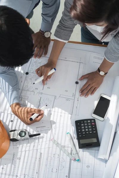 Equipa de arquitectos que examinam o projecto — Fotografia de Stock