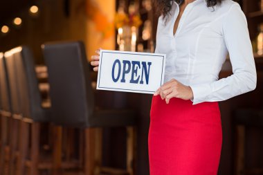 Bar sahibi açık işareti ile