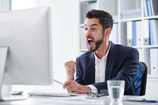 Feliz joven empresario gritando de alegría — Foto de Stock