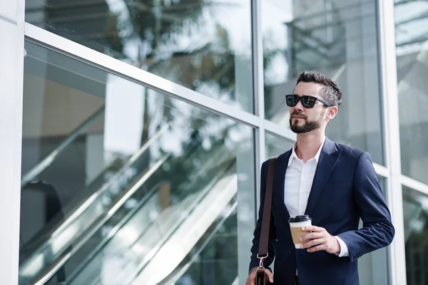 Stilvoller Geschäftsmann mit Sonnenbrille — Stockfoto