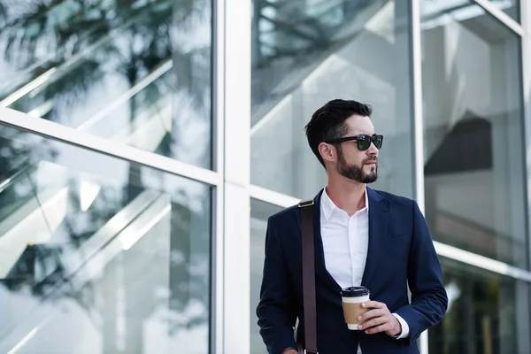 Joven hombre de negocios guapo con café —  Fotos de Stock