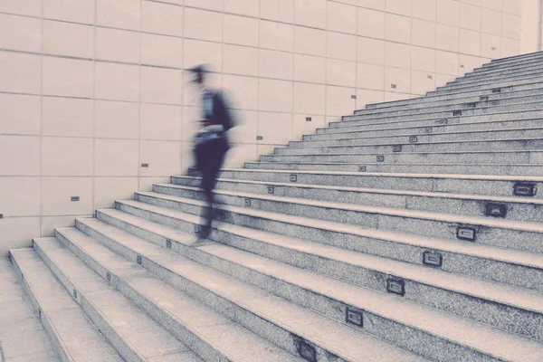 Empresario bajando escaleras — Foto de Stock