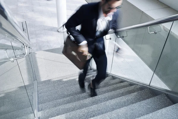 Empresário a correr escadas — Fotografia de Stock
