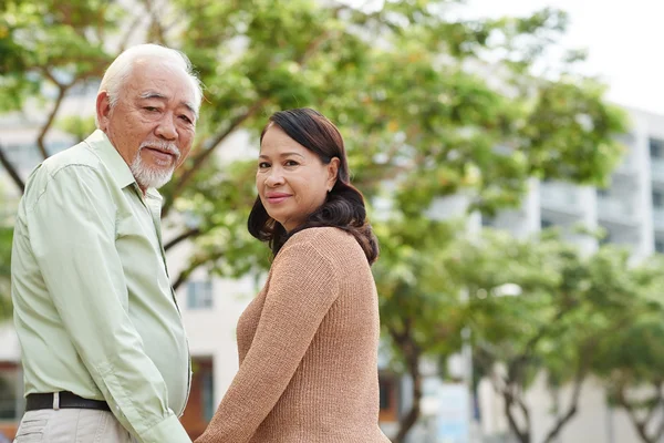 成熟的夫妇走 — 图库照片