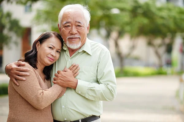 Hugging aged couple — Stock Photo, Image