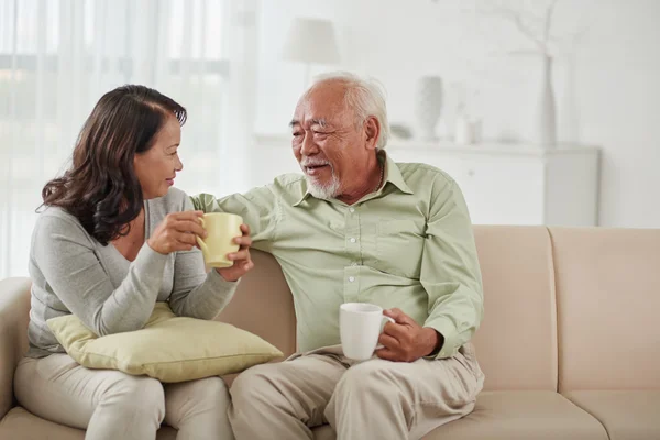 Ouder paar drinken thee — Stockfoto