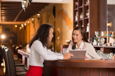 Bar sahibi ve barmen fikirleri tartışmak