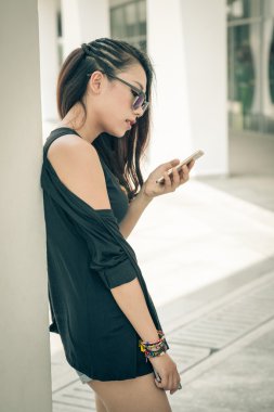 Genç kız metin mesajlaşma