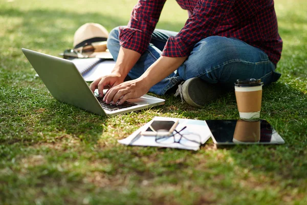 Étudiant assis et travaillant sur un ordinateur portable — Photo