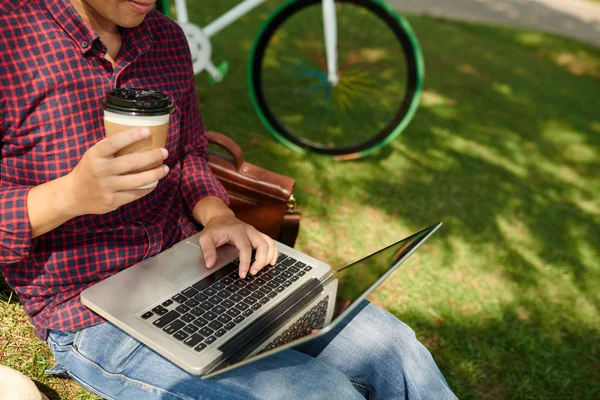 Typ auf dem Rasen tippt auf Laptop — Stockfoto