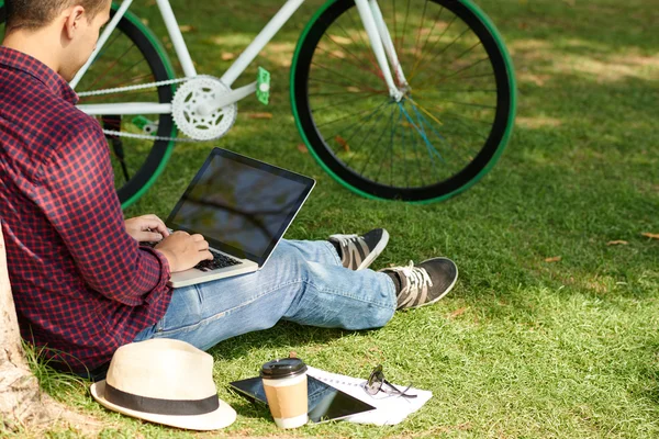 Ο άνθρωπος με το lap-top που κάθονται στο πάρκο — Φωτογραφία Αρχείου