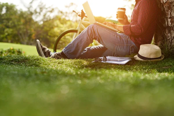 Man aan het werk op computer in park — Stockfoto