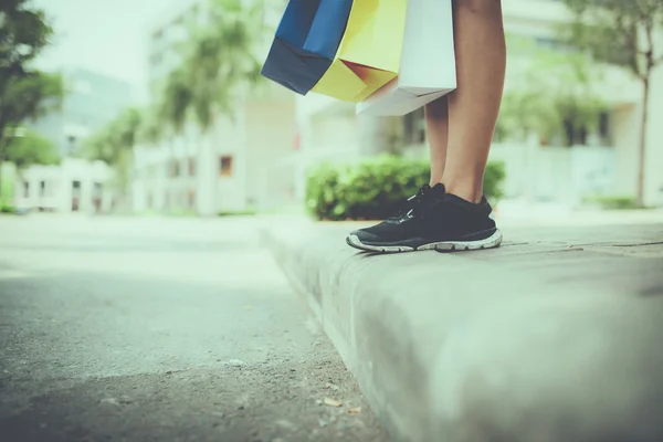 Pies de hembra adicta a las compras — Foto de Stock