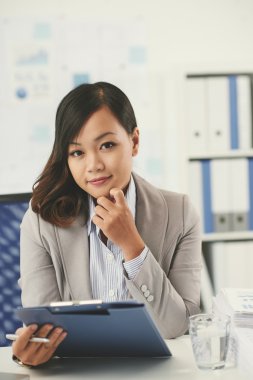 Genç iş kadını ofiste.