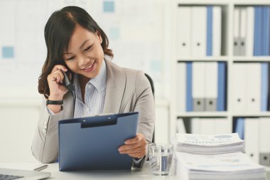 Evet gülümseyen iş kadını