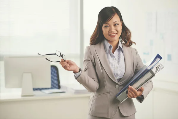 Business executive holding documents — Stock Photo, Image