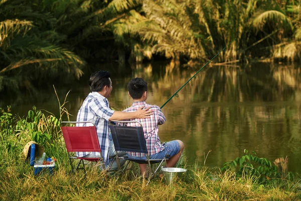 Father teaching son fishing — Stock Photo, Image