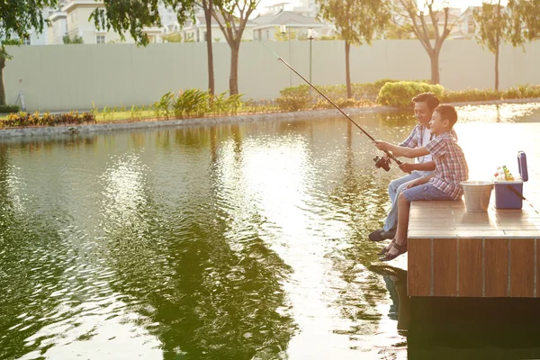 Padre e bambino pesca sul fiume — Foto Stock