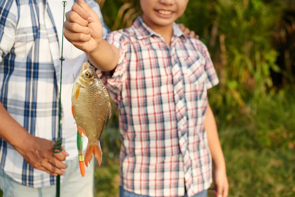 Junge zeigt Fisch — Stockfoto