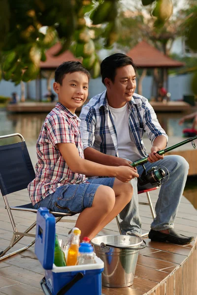 Pai e filho com varas no parque — Fotografia de Stock