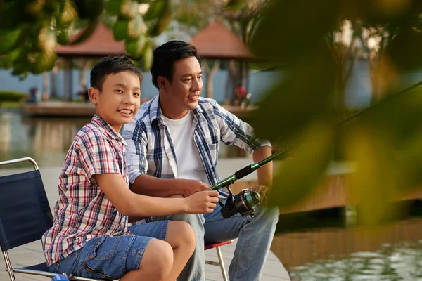 Boy fishing by pond in summer — Stock Photo, Image