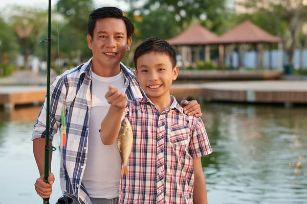 Boy gülümseyerek ve babası olmakla gurur duyuyorum — Stok fotoğraf