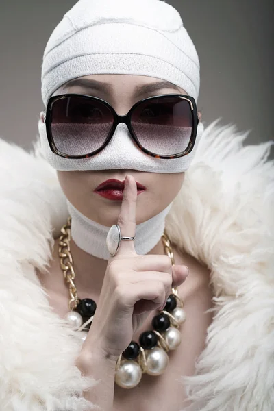 Diva keeping secret of plastic surgery — Stock Photo, Image