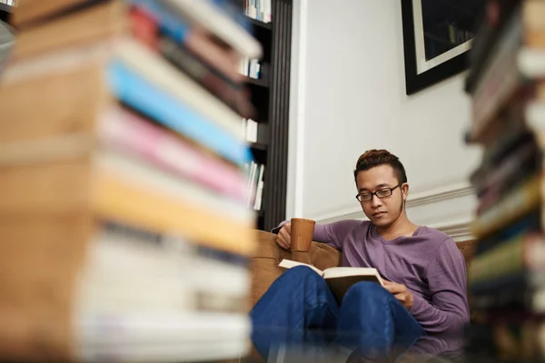 Uomo in occhiali libro di lettura — Foto Stock