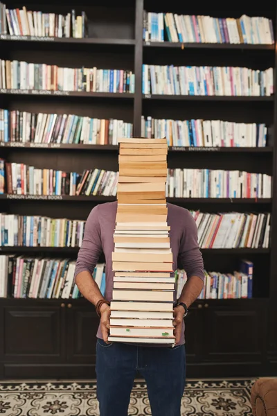 Hombre llevando libros — Foto de Stock