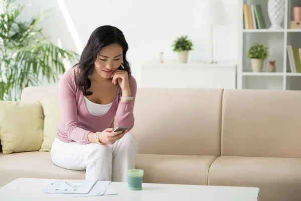 Lady on sofa text messaging — Stock Photo, Image