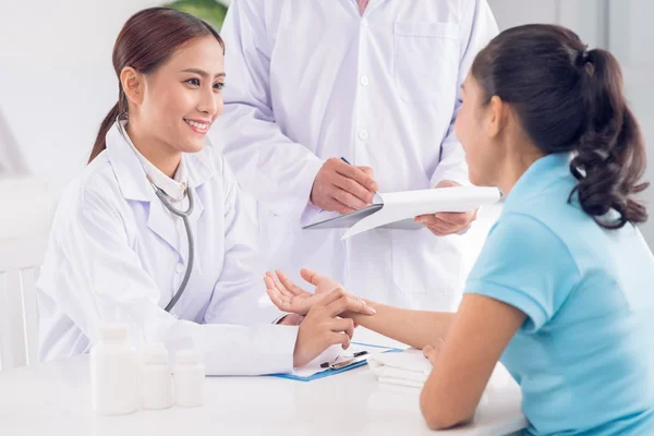 Enfermera revisando la frecuencia cardíaca del paciente — Foto de Stock