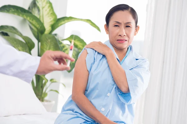 Senior woman afraid of injection — Stock Photo, Image