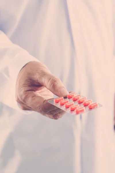 Medical worker giving pills — Stock Photo, Image