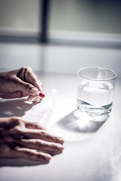 Persona que toma pastillas — Foto de Stock