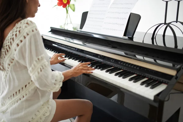 Женщина-музыкант играет на фортепиано — стоковое фото