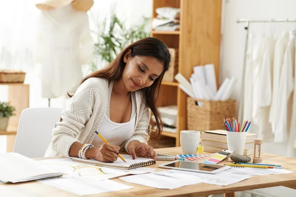 Modedesignerin im Atelier — Stockfoto