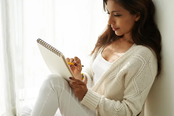 Boceto de dibujo de mujer en álbum — Foto de Stock