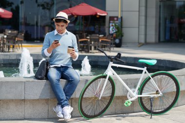 Yakışıklı olan kısa mesaj okuma