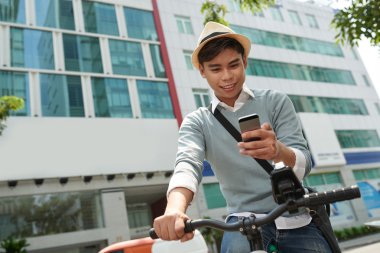 Adam çıkıyor bisiklet üzerinde 