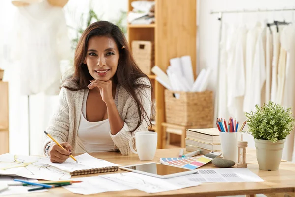 Sonriendo hermosa diseñadora de moda — Foto de Stock