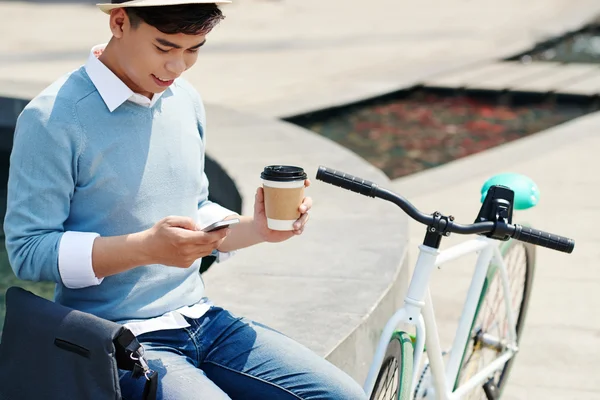 Uomo sorridente che beve caffè — Foto Stock