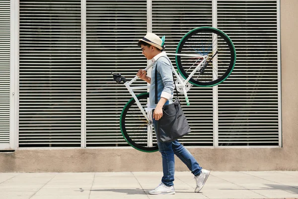 Elegante uomo che trasporta bicicletta — Foto Stock