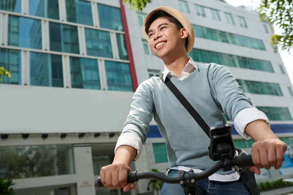 Šťastný muž jedoucí na kole — Stock fotografie