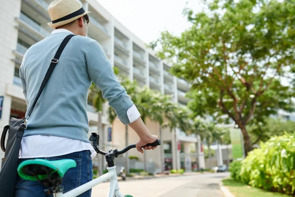 Studente in bicicletta all'università — Foto Stock