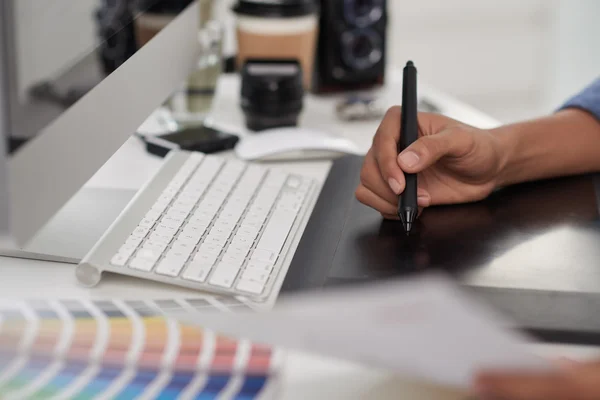 Designer using stylus and tablet — Stock Photo, Image