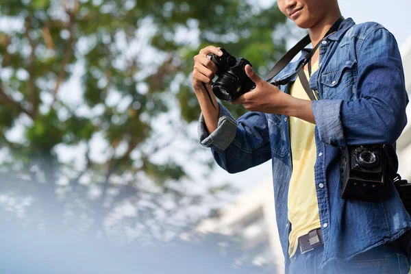 Fotógrafo masculino con cámara profesional — Foto de Stock