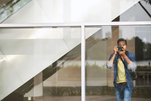 Hombre tomando fotos a través de la ventana —  Fotos de Stock