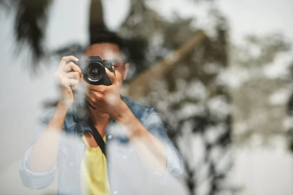 Photographe prenant une photo à travers le verre — Photo