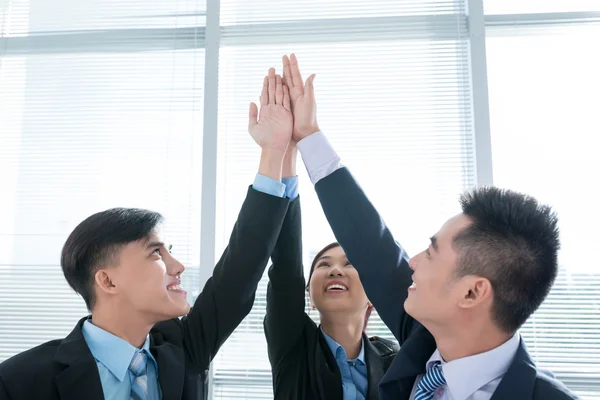 Jóvenes empresarios celebrando el éxito — Foto de Stock